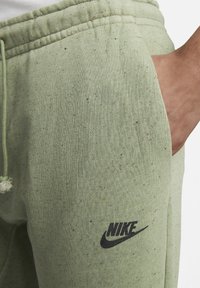Nike Sportswear CLUB PANT REVIVAL - Pantaloni sportivi - alligator