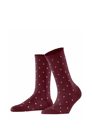 Paire de chaussettes bordeaux avec petits pois blancs et bords supérieurs festonnés, isolée sur fond blanc.