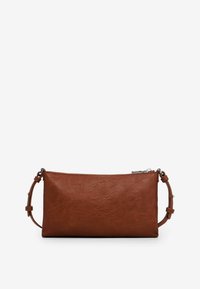 Borsa a tracolla in pelle marrone con finitura testurizzata, chiusura zip e tracolla rimovibile. Forma rettangolare, bordi lisci, accenti hardware minimi.