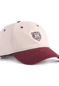 Căciulă de baseball cu un corp din material roz și cozoroc bordo. Prezintă o patch cu un grafic de urs pe față și ochiuri de aceeași culoare pentru ventilație.