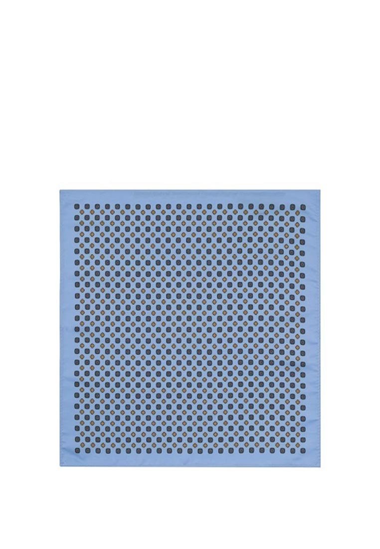 Jasnoniebieski kwadratowy kawałek tkaniny z perforowanym wzorem, który zawiera ciemnoniebieskie kropki i złote akcenty, nadając wygląd teksturalny.