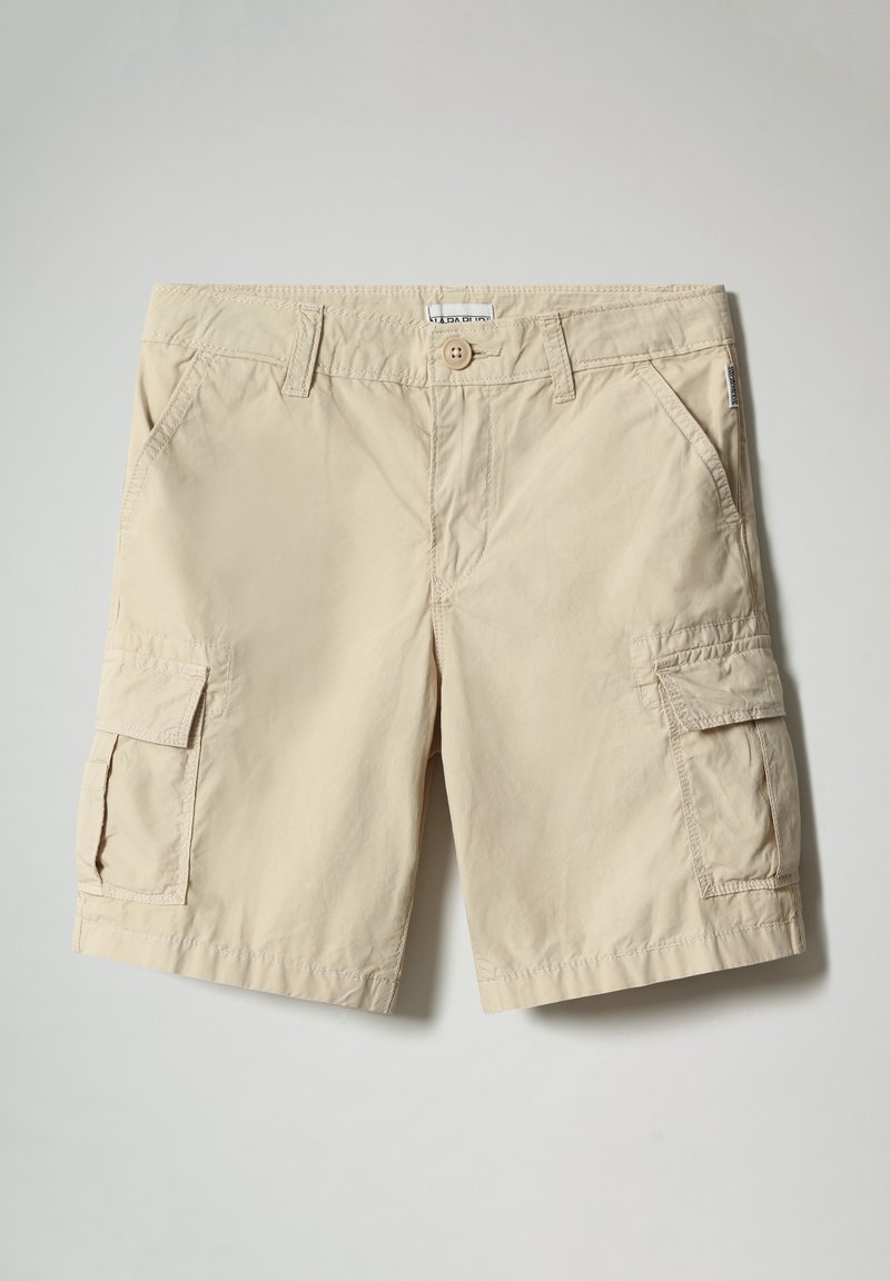 Pantaloni cargo beige realizzati in tessuto leggero, dotati di due ampie tasche laterali, chiusura con bottone e passanti per cintura. Texture morbida.