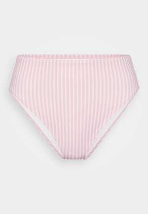Svetloružové plavky s tenkými bielymi vertikálnymi pruhmi, vysoký pás a mäkký materiál s hladkou textúrou.