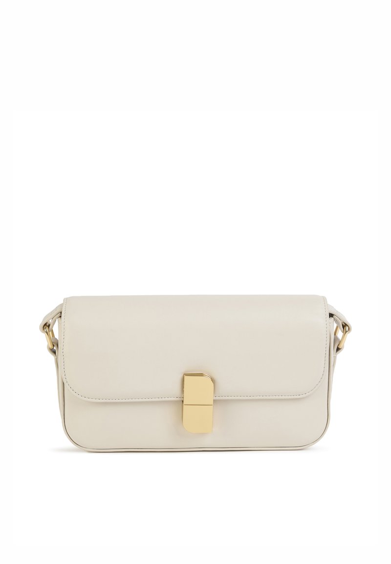 Cremefarvet læder crossbody taske med en guldfarvet rektangulær lås, glat tekstur, rektangulær form og aftagelig kædestrop.