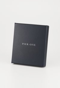 Sötétkék téglalap alakú doboz sima matt felülettel; az elején középen "PIER•ONE" felirat áll fehér, szervízbetűs betűtípussal.