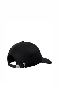 Svart baseballcap med buet skygge, justerbar stoffrem og metallspenne bak. Glatt tekstur, minimalistisk design.