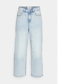 Ljusblå vida denimjeans med framknapp, bälteshällor och femfickorsdesign, utställda på en vit bakgrund.