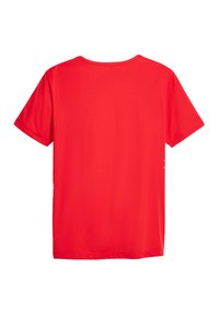 Rode T-shirt met korte mouwen en een ronde halslijn, gemaakt van soepel en lichtgewicht materiaal. Heeft een eenvoudig ontwerp zonder zichtbare patronen of accenten.
