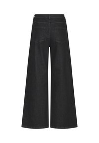 Pantaloni a gamba larga in denim nero con una texture liscia, dotati di due tasche posteriori e design a vita alta. Colore scuro distintivo e linee pulite.