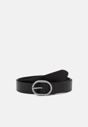 Ceinture en cuir noir roulée avec une boucle ovale en métal argenté gravée du logo Levi's sur fond blanc.