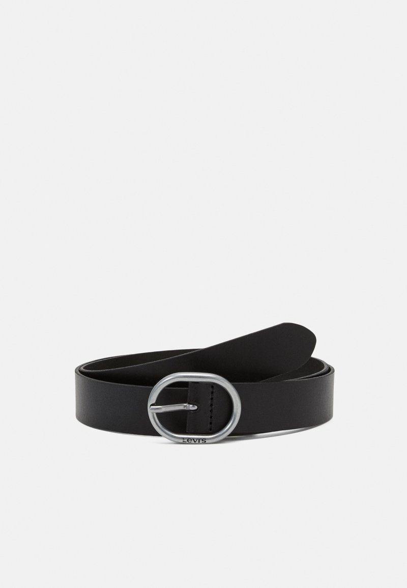 Ceinture en cuir noir roulée avec une boucle ovale en métal argenté gravée du logo Levi's sur fond blanc.