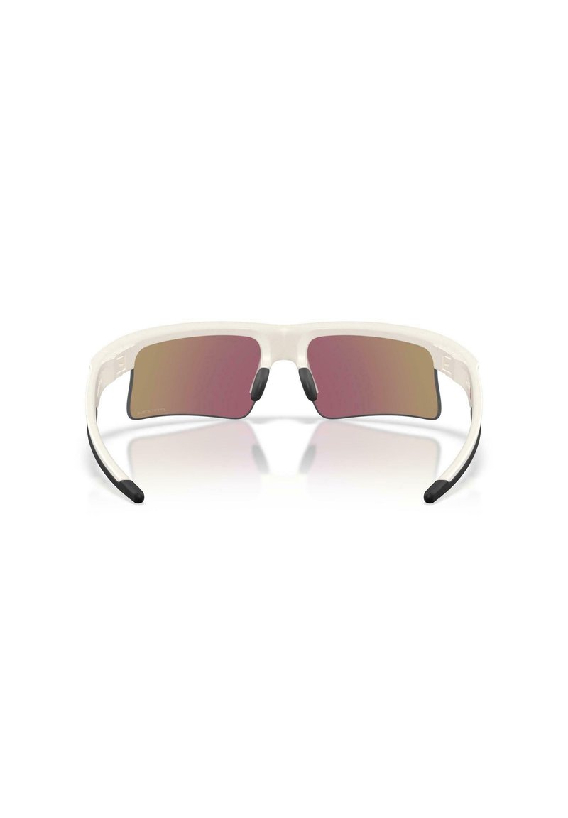 Gafas de sol deportivas con montura blanca, lentes envolventes reflectantes en rosa y puntas de nariz y patillas de goma negra sobre fondo blanco.