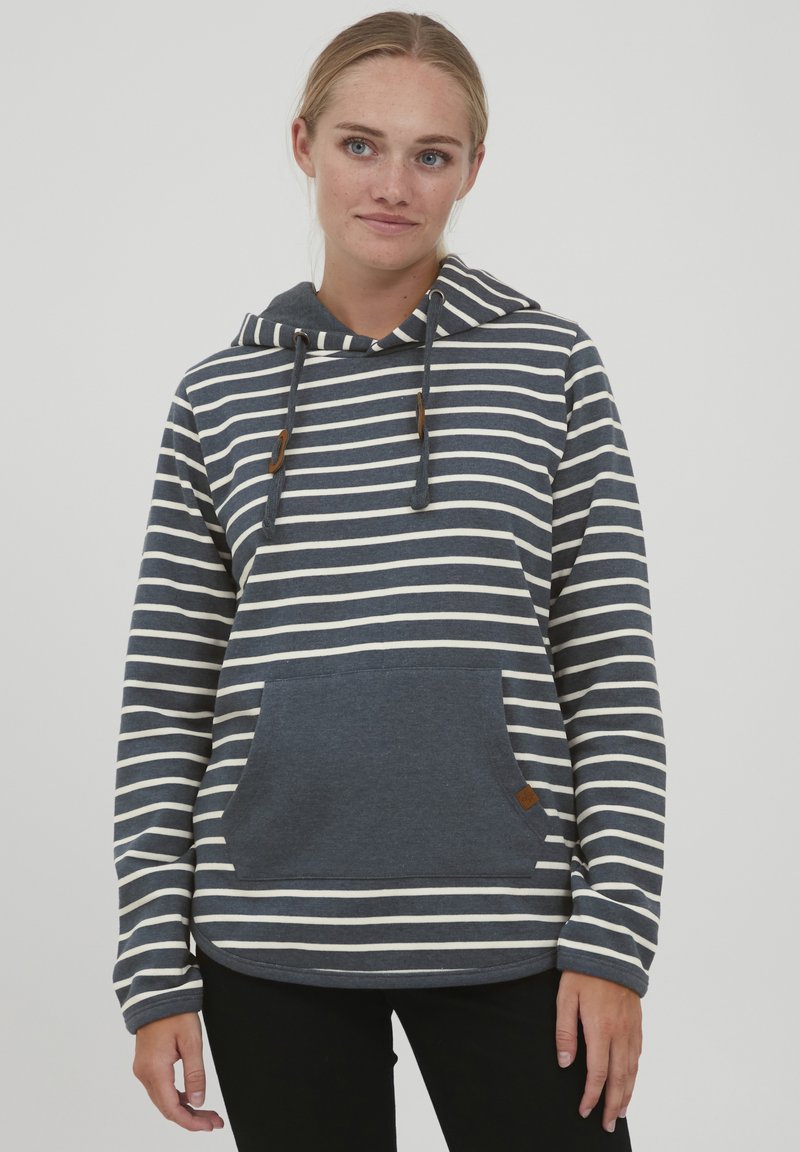 Sudadera con capucha en azul marino con rayas horizontales blancas. Cuenta con un bolsillo frontal y cordones con detalles de madera. Textura suave.