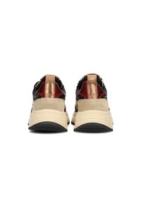 Sportliche Schuhe mit einem schwarzen Obermaterial, goldenen Akzenten und einer beigen Mittelsohle. Sie verfügen über eine weiche Textur und einen verstärkten Ziehgriff hinten.