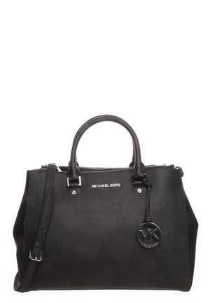 Schwarze Michael Kors Handtasche mit doppelten Griffen, abnehmbarem Schulterriemen und rundem MK-Logo-Anhänger vorne.