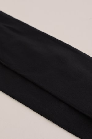 Svart elastisk tygband med en mjuk yta, prydligt vikt, med en slät yta utan dekorationer.