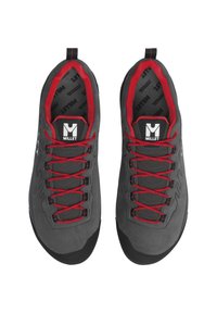Szare buty wspinaczkowe z czerwonymi sznurówkami, gumowym noskiem, siateczkowymi panelami i markowym językiem. Zaprojektowane z myślą o trwałości i optymalnym chwytaniu.