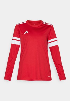 T-shirt de sport rouge à manches longues en tissu lisse, avec des rayures blanches sur les manches et un logo sur la poitrine. Col rond.
