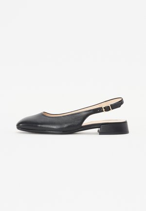 Chaussure en cuir noir à talon ouvert avec un bout arrondi, un petit talon carré et une sangle de cheville réglable. Texture lisse, design minimaliste.