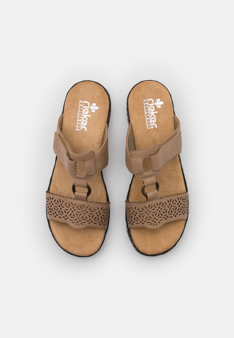 Damen Flache Pantoletten | Rieker Pantolette flach beige - OG93623 Damen Flache Pantoletten | Rieker Pantolette flach beige - OG93623