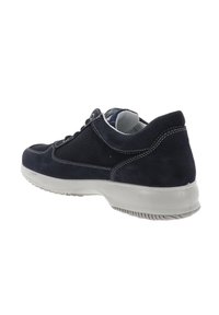 Sneaker in suede blu navy con cuciture bianche e dettagli perforati. Presenta una suola imbottita e una fodera in mesh per la traspirabilità.