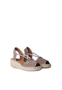 Öppen tå espadriller i grå mocka med korsremmar, med jutevävda sulor och en metallisk accent runt öppningen.