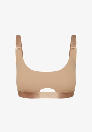 Jasnobrązowy biustonosz o prążkowanej fakturze, szerokich ramiączkach oraz centralnym wycięciu. Posiada satynową taśmę na dole dla dodatkowego efektu.