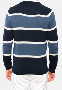 Mörkblå stickad tröja med horisontella ränder i ljusblått och vitt. Har en rundad halsringning och ribbade muddar och fåll.