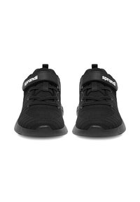 Mustad spordijalatsid, millel on võrgust ülaosa, ümar nina, paeltega kinnituv disain ja keskjumalasuval riba brändinguga. Kummist tallad.