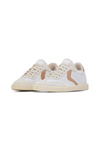Sneaker con un corpo in rete bianca e dettagli in suede beige, dotate di una suola in gomma di colore crema con texture e chiusura con lacci.