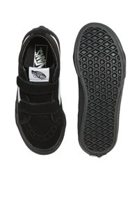 Schwarze Wildleder-Sneaker mit weißem Seitenstreifen, doppelten Klettverschlüssen und einer strukturierten Gummisohle mit Rautenmuster.