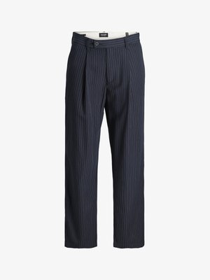 Pantalones formales de raya diplomática azul marino con presillas para cinturón, pinzas delanteras y cierre de botón en la pretina.