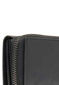 Musta nahkainen lompakko, jossa on teksturoitu kangaspilkku, näkyvät ompeleet ja sileä pinta. Kompakti muotoilu taitetulla reunan.