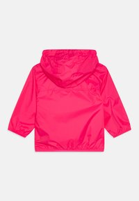 Giacca rosa con cappuccio, resistente all'acqua, dotata di polsini elastici, cappuccio con cordino e una texture liscia e lucida. Design semplice, senza motivi visibili.