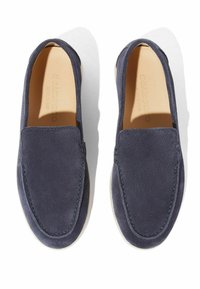 Mornarsko plave suprotno kožne cipele bez vezanja s blago zaobljenim vrhom i ukrasnim šavovima. Svijetla potplata i minimalistički dizajn.