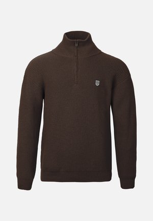 Bruine geribbelde trui met hoge kraag en halve rits. Heeft een klein embleem op de borst en lange mouwen. Textuurstof.