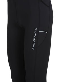 Svarta träningsleggings med en snygg design, fuktabsorberande material, sidoficka och reflekterande detaljer med "ENDURANCE" tryckt.