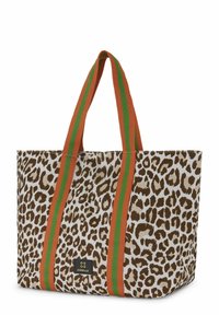 Torba tote z białym tłem pokrytym brązowymi plamami w panterę, z pomarańczowymi i zielonymi paskami na uchwytach oraz czarną łatą z logo.