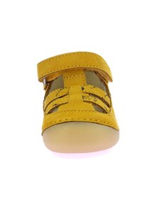 Zapato infantil de cuero amarillo con diseño recortado, correa de Velcro ajustable y suela de goma ligera. Textura suave y acentos de costura.