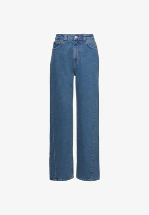 Kék, magas derekú, egyenes szárú farmernadrág elülső gombos és cipzáras záródással, elülső és hátsó zsebekkel, valamint övbújtatókkal.