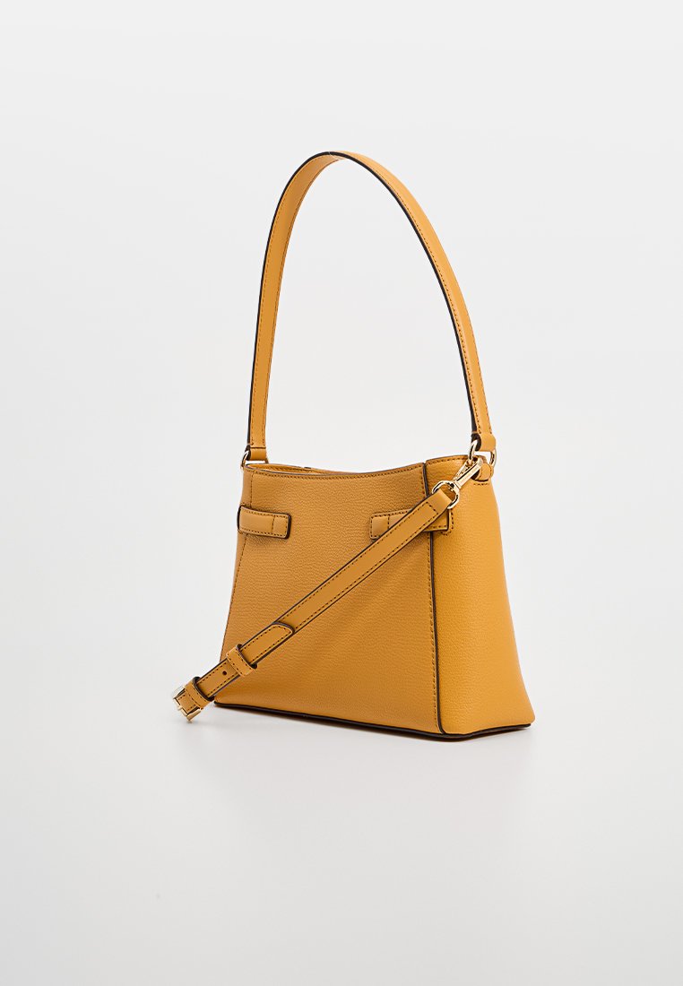 Geel leren handtas met een gestructureerde vorm, dubbele handgrepen boven en een verstelbare schouderriem. Voorzien van elegante stiksels en minimale hardware.