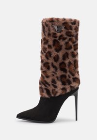 Czarne zamszowe botki na wysokim obcasie z szpiczastym noskiem, z leopardzim nadrukiem na sztucznym futrze w górnej części oraz akcentem logo z boku.