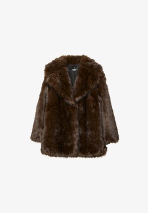 Brun pälsliknande jacka med bred krage, långa ärmar och en avslappnad passform. Texturen är mjuk och fluffig, med ett tjockt, plyschigt utseende.
