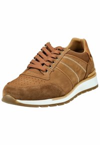 Scarpa sportiva in suede marrone con punta perforata, strisce più chiare a contrasto e lacci. Presenta una suola in gomma bianca e un interno imbottito.