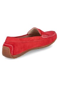 Rote Wildlederschlupfschuhe mit runder Zehenform, Kontrastnähten und Gummisohle. Verfügt über eine glatte Oberfläche und ein flaches Design.