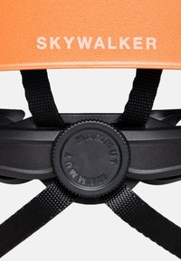 Skywalker-hjelm i orange med sorte stropper. Bemærkelsesværdig sort justeringsknap med "Mammut" branding. Glat tekstureret overflade.