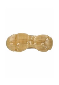 Semelle de chaussure en caoutchouc beige translucide avec des motifs de grip texturés et plusieurs sections de bande de roulement segmentées.