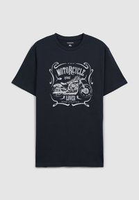 Granatowa bawełniana koszulka z krótkim rękawem, z grafiką motocykla w kolorze białym, obramowaną dekoracyjnym tekstem i akcentami, z okrągłym dekoltem.