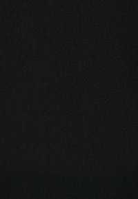 Tessuto nero con una texture liscia e una leggera lucentezza, privo di motivi o dettagli visibili. Il materiale appare leggero e flessibile.