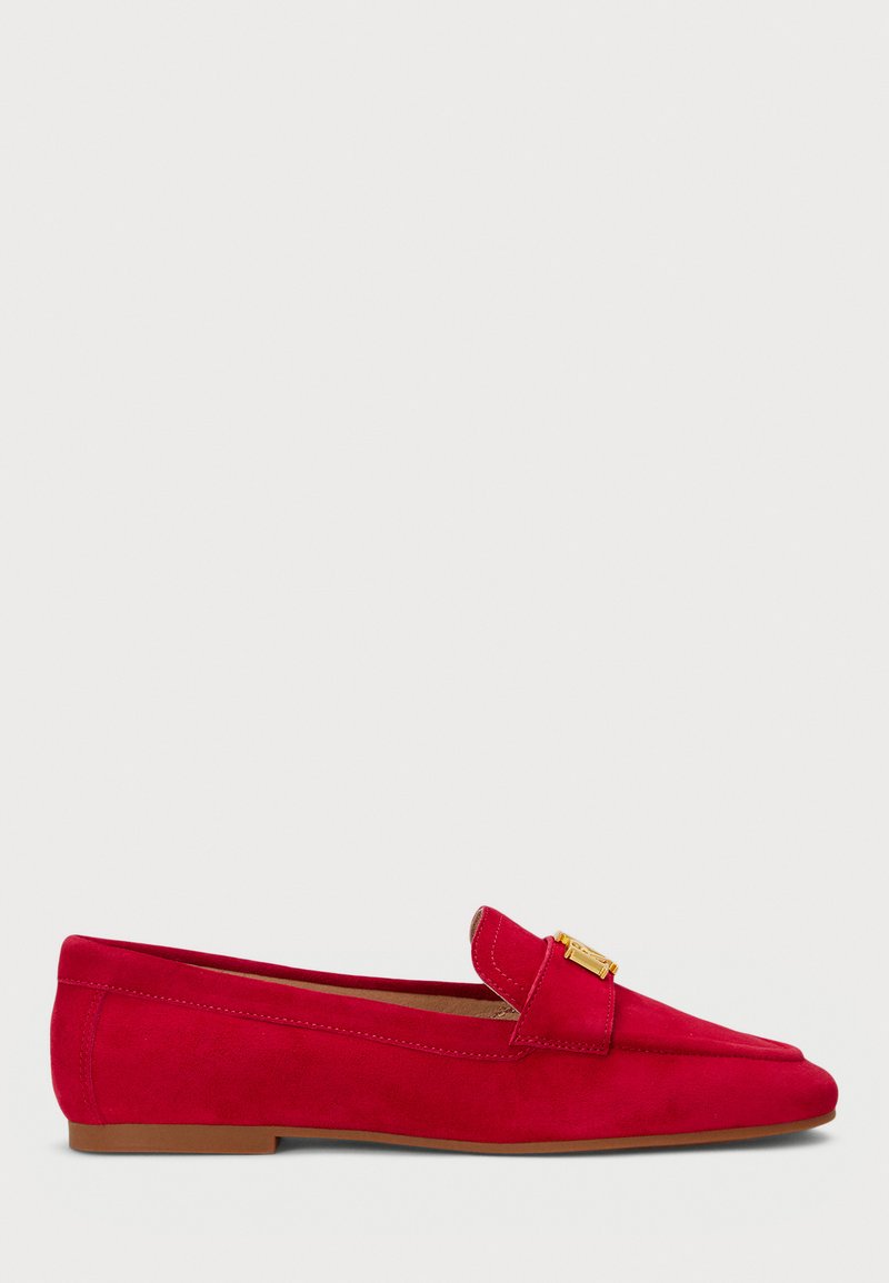 Mocassins en daim rouge à profil bas, avec un accent décoratif en métal doré et un design de bout arrondi lisse.